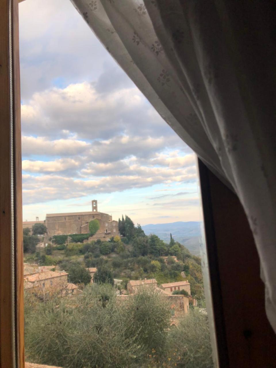 Hôtel A Tuscan View à Montalcino Extérieur photo